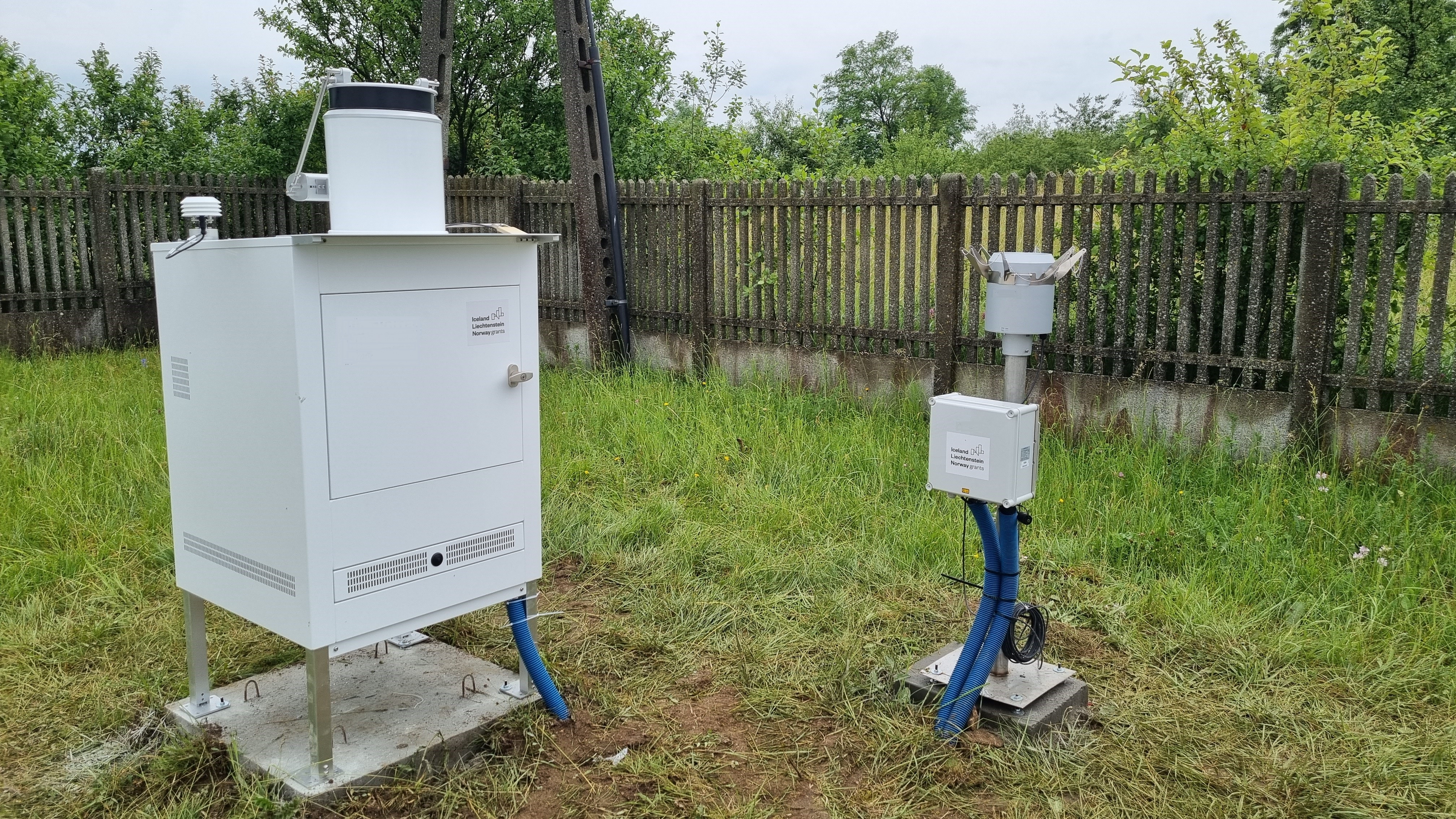 Wet deposition collector and rain gauge at Gołuchów station